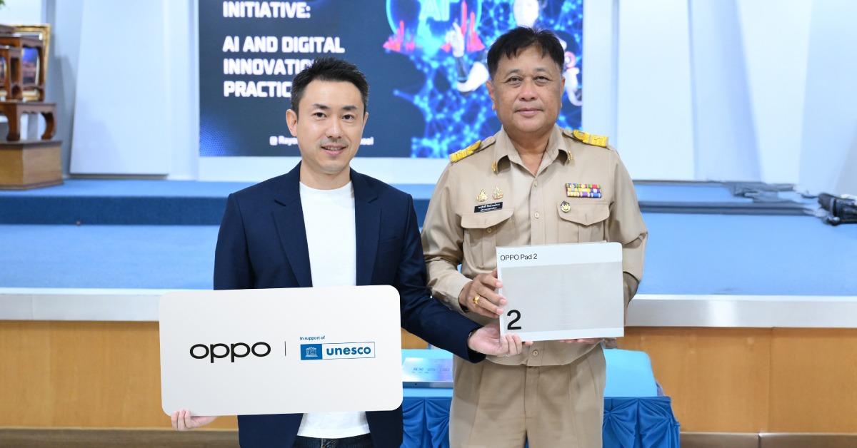 Pic2_Representatives of OPPO and the Thailand pilot school at the tablet handover ceremony.jpg